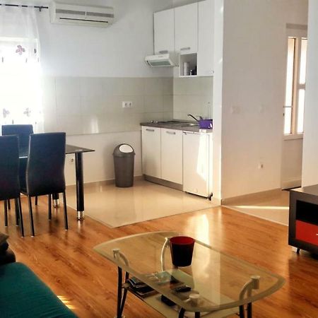 Apartman Колан Екстериор снимка