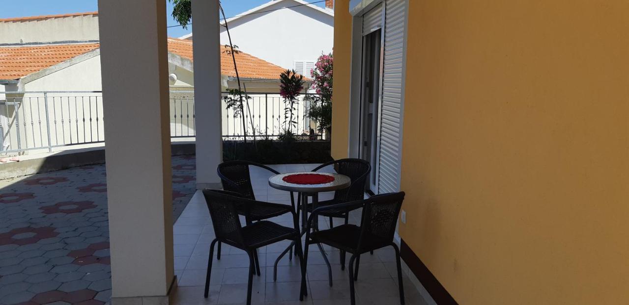 Apartman Колан Екстериор снимка