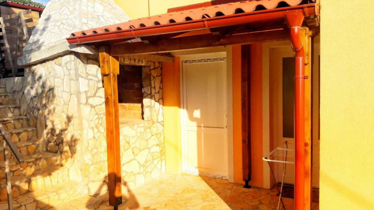 Apartman Колан Екстериор снимка